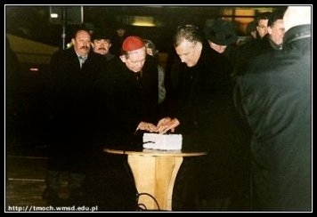 Uroczyste w��czenie pod�wietlenia ko�cio�a przez Prezydenta i ks. Prymasa. [fot. tm]