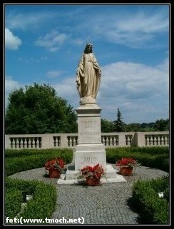 Figurka Niepokalanej. Ogr�d seminaryjny.