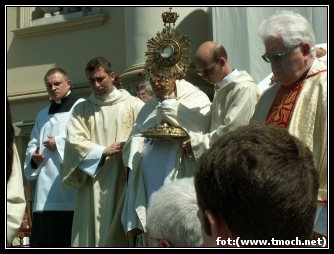 O�tarz przy ko�ciele akademickim �w. Anny, Naj�wi�tszy Sakrament niesie kard. J�zef Glemp.